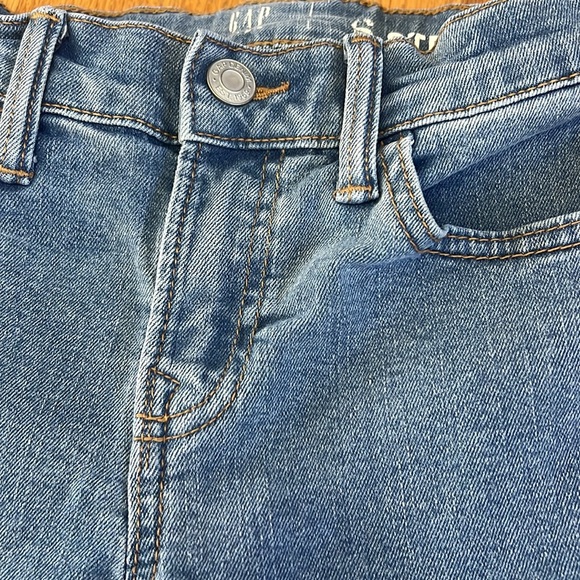 Gap Straight Legged Light Wash Jean - Picture 2 of 11